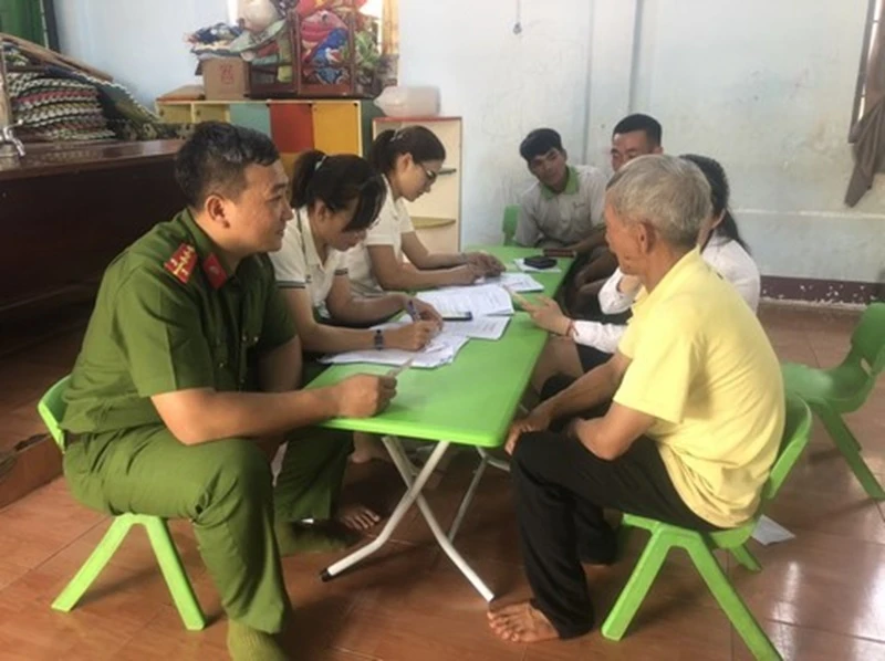 Lực lượng Công an ở Đắk Lắk tuyên truyền, vận động nhân dân nâng cao cảnh giác trước tình hình nhiều đối tượng giả danh công an tỉnh gọi điện để lừa đảo chiếm đoạt tài sản.