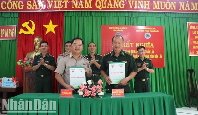 Lãnh đạo Cục Thi hành án dân sự tỉnh Đắk Lắk và Đồn Biên phòng Ia Rvê ký kết giao ước kết nghĩa.