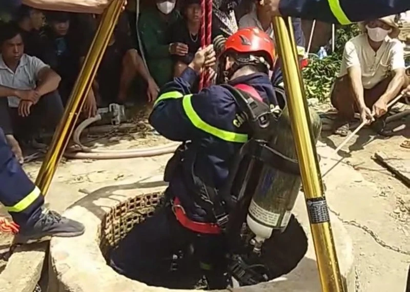 Lực lượng chức năng xuống giếng để cứu hộ, cứu nạn 2 anh em Hoàng Văn Mạnh và Hoàng Văn Thuận.