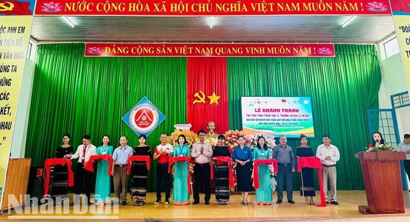 Các đại biểu cắt băng khánh thành 3 thư viện thân thiện hỗ trợ các trường học trên địa bàn huyện Cư M'gar, tỉnh Đắk Lắk.