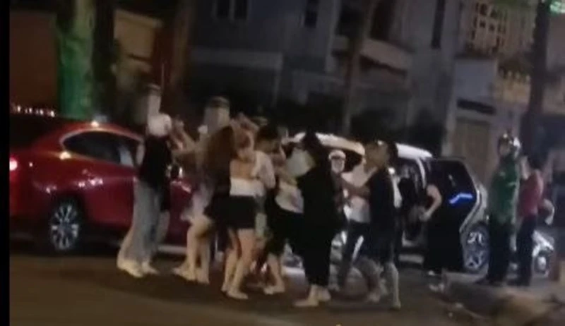 Do mâu thuẫn trên bàn nhậu nên một số cô gái đã lao vào đánh nhau gây náo loạn cả khu phố vào tối 6/6 tại thành phố Buôn Ma Thuột. 