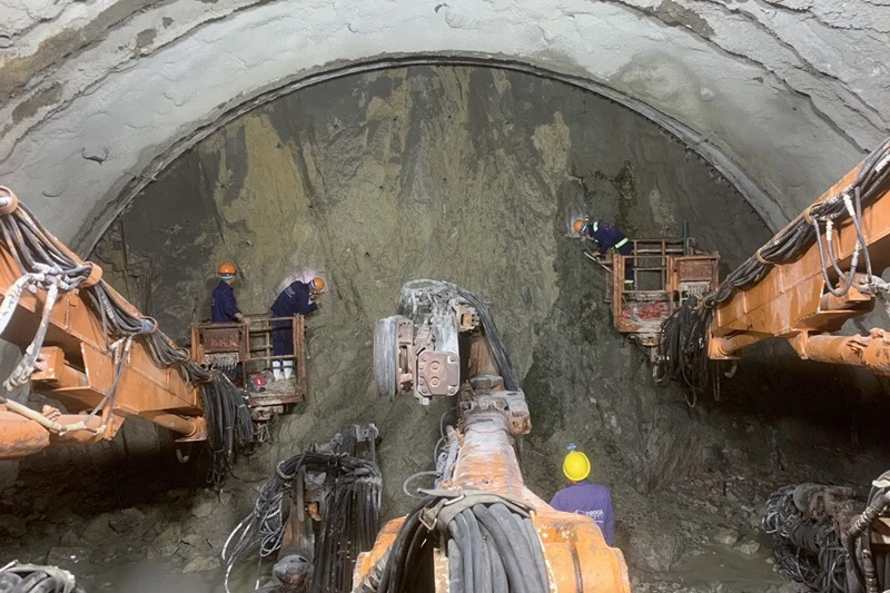 Các kỹ sư, công nhân cùng hệ thống máy móc của Liên danh nhà thầu do Tập đoàn Đèo Cả đứng đầu đang ngày đêm đào hầm Phượng Hoàng, Gói thầu XL01 Dự án đầu tư xây dựng đường bộ cao tốc Khánh Hòa-Buôn Ma Thuột.