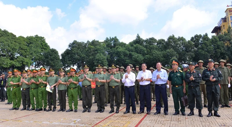 Các đồng chí lãnh đạo Bộ Công an và lãnh đạo tỉnh Đắk Lắk cùng các đơn vị lực lượng vũ trang tỉnh dự lễ ra mắt lực lượng tham gia bảo vệ an ninh trật tự ở cơ sở tại Đắk Lắk.