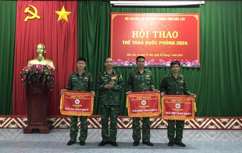 Đại tá Nguyễn Công Tuấn, Phó Chỉ huy trưởng kiêm Tham mưu trưởng trao giải Nhất, Nhì, Ba toàn đoàn cho Đồn Biên phòng Sêrêpốk, khối cơ quan Bộ Chỉ huy và Đồn Biên phòng Yok Đôn.