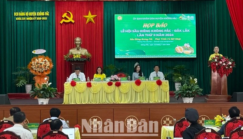 Phó Chủ tịch Ủy ban nhân dân huyện Krông Pắc Ngô Thị Minh Trinh thông tin về các hoạt động của lễ hội tại buổi họp báo. 