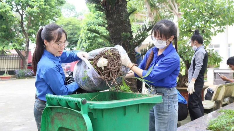 Đoàn viên, thanh niên Trung tâm Kiểm soát bệnh tật tỉnh Đắk Lắk dọn dẹp vệ sinh môi trường phòng, chống bệnh sốt xuất huyết. (Ảnh: BẢO TRỌNG) 