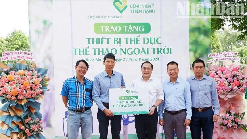 Ông Trần Minh Đẩu, Chủ tịch Hội đồng Thành viên Công ty trách nhiệm hữu hạn Bệnh viện đa khoa Thiện Hạnh trao tặng tượng trưng thiết bị cho lãnh đạo Ủy ban nhân dân thành phố Buôn Ma Thuột.