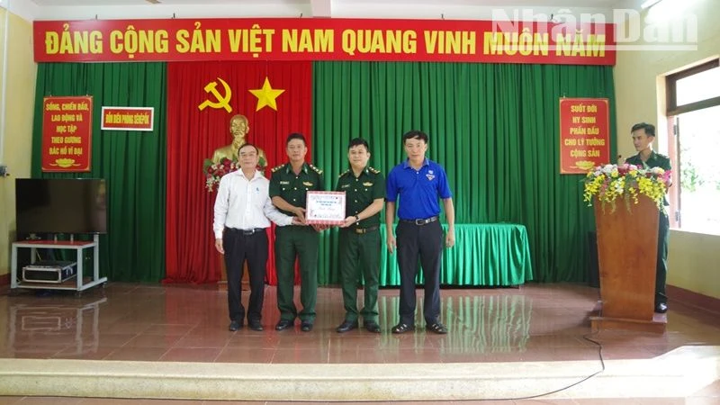 Đại diện Sở Giáo dục và Đào tạo tỉnh Đắk Lắk tặng quà cán bộ, chiến sĩ Đồn Biên phòng Sêrêpốk.