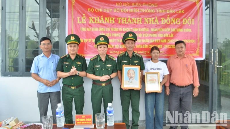 Đại diện lãnh đạo Bộ Chỉ huy Bộ đội Biên phòng tỉnh và chính quyền địa phương trao biểu trưng Nhà đồng đội và quà tặng gia đình đồng chí Y Ninh Bkrông.