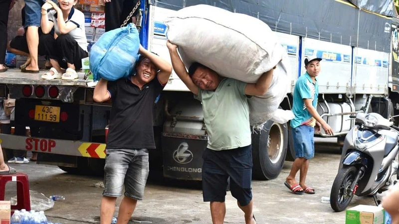 Nhân dân thành phố Buôn Ma Thuột mang áo quần, thực phẩm đến ủng hộ đồng bào các tỉnh phía bắc khắc phục hậu quả cơn bão số 3 gây ra.