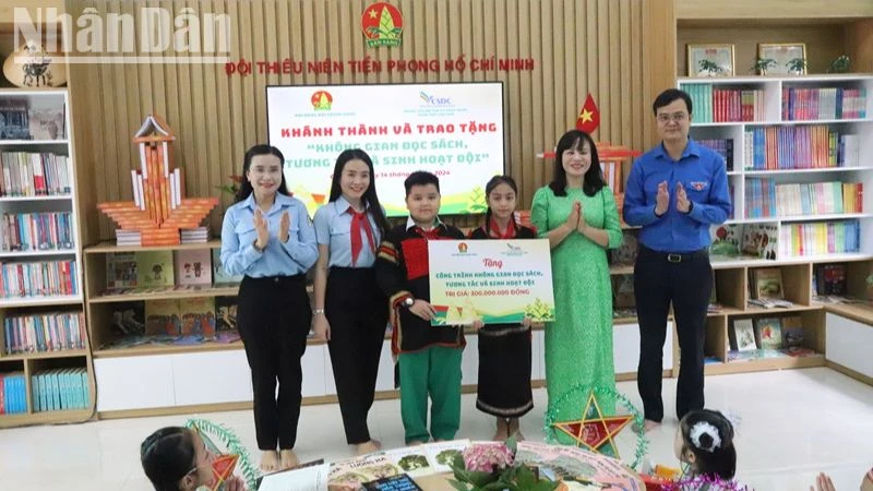 Anh Bùi Quang Huy, Bí thư thứ nhất Trung ương Đoàn và chị Nguyễn Phạm Duy Trang, Bí thư Trung ương Đoàn, Chủ tịch Hội đồng Đội Trung ương trao tặng công trình “Không gian đọc sách, tương tác và sinh hoạt Đội” cho lãnh đạo Trường Tiểu học Võ Thị Sáu.