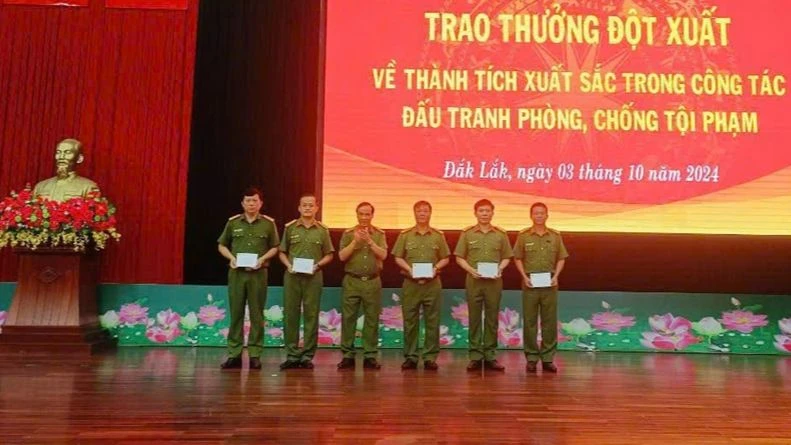 Lãnh đạo Công an tỉnh khen thưởng đột xuất cho tập thể Công an các huyện có thành tích trong đấu tranh phòng, chống tội phạm.