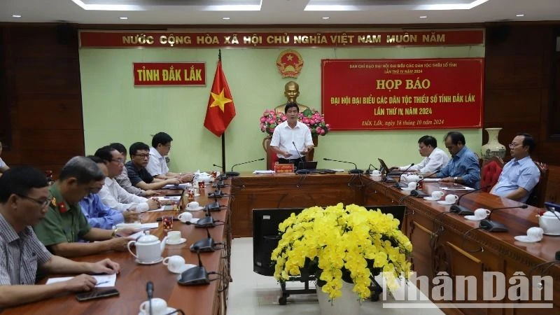 Phó Chủ tịch Ủy ban nhân dân tỉnh, Trưởng Ban Chỉ đạo Đại hội đại biểu các dân tộc thiểu số tỉnh Đắk Lắk lần thứ 4 năm 2024 Nguyễn Thiên Văn phát biểu tại buổi họp báo.