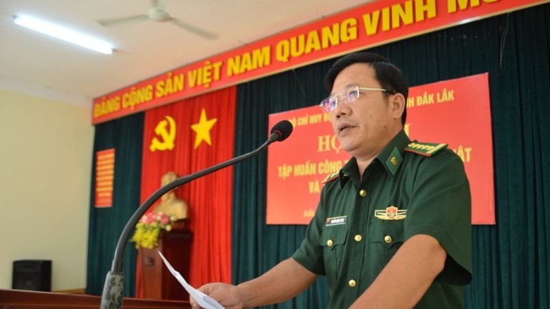 Đại tá Nguyễn Minh Tuyên, Phó Chỉ huy trưởng Bộ đội Biên phòng tỉnh Đắk Lắk phát biểu khai mạc hội nghị tập huấn. 