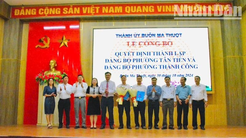 Thành ủy Buôn Ma Thuột công bố quyết định thành lập Đảng bộ phường Tân Tiến và phường Thành Công sau khi sáp nhập.