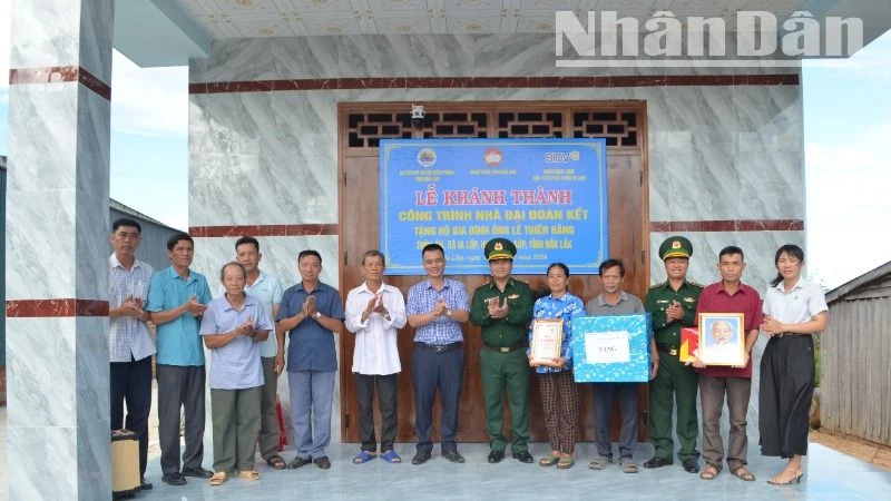 Đại diện lãnh đạo Bộ Chỉ huy Bộ đội Biên phòng tỉnh và chính quyền địa phương và Đồn Biên phòng Ea H’leo trao nhà "Đại đoàn kết" tặng gia đình ông Lê Thiện Hãng.