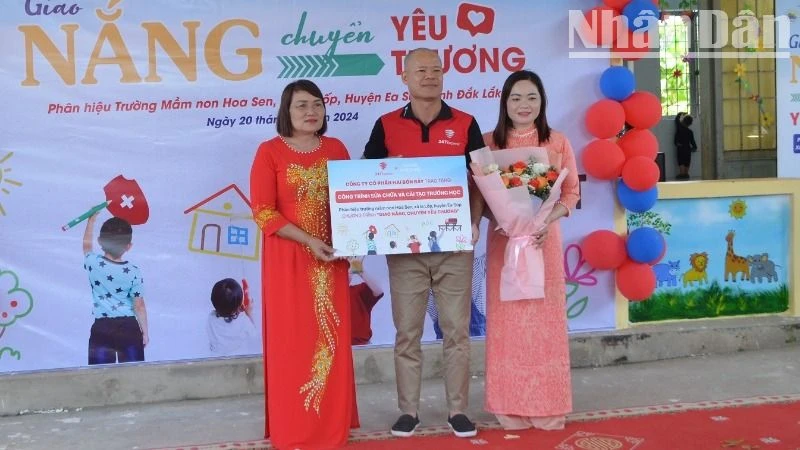 Đại diện Công ty Cổ phần 247Express trao biểu trưng công trình tặng phân hiệu Trường mầm non Hoa Sen tại xã Ia Lốp.