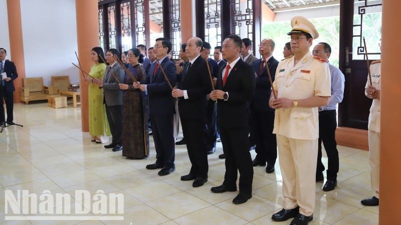 Các đồng chí lãnh đạo Tỉnh ủy, Hội đồng nhân dân, Ủy ban nhân dân, Ủy ban Mặt trận Tổ quốc Việt Nam tỉnh Đắk Lắk dâng hương tưởng nhớ Chủ tịch Hồ Chí Minh, Đại tướng Võ Nguyên Giáp và anh linh các anh hùng liệt sĩ tại đền thờ liệt sĩ tỉnh.