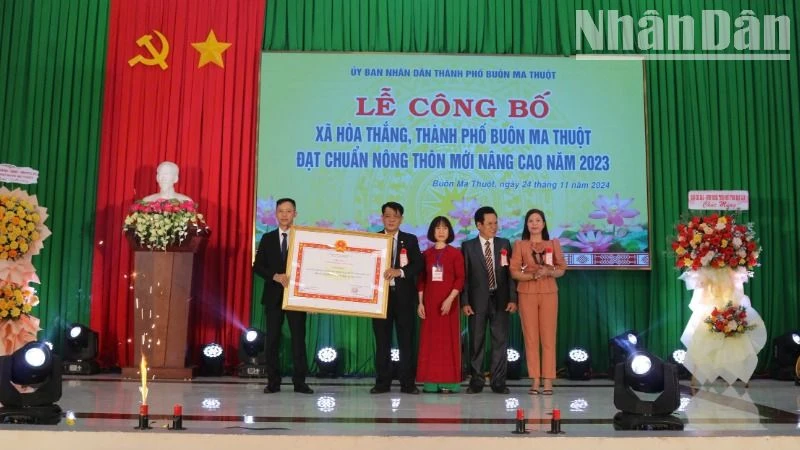 Lãnh đạo xã Hòa Thắng đón nhận Quyết định của Ủy ban nhân dân tỉnh Đắk Lắk công nhận xã Hòa Thắng đạt chuẩn nông thôn mới nâng cao năm 2023.