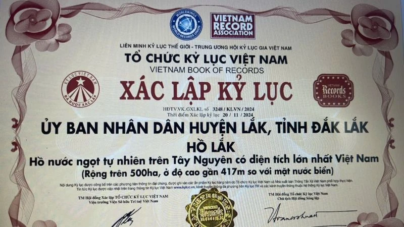 Chứng nhận xác lập Kỷ lục hồ Lắk là hồ nước ngọt tự nhiên trên Tây Nguyên có diện tích lớn nhất Việt Nam được công bố vào tối 22/11 tại lễ kỷ niệm 120 năm Ngày thành lập tỉnh Đắk Lắk .