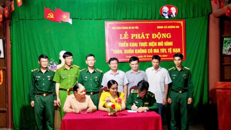 Đại diện Đồn Biên phòng Sê-rê-pốk, chính quyền địa phương và buôn Trí ký kết tham gia thực hiện mô hình “Thôn, buôn không có ma túy, tệ nạn”.