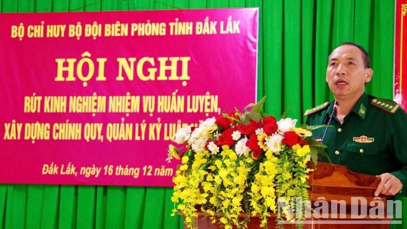 Đại tá Nguyễn Công Tuấn, Phó Chỉ huy trưởng kiêm Tham mưu trưởng Bộ đội Biên phòng tỉnh Đắk Lắk phát biểu tại hội nghị.