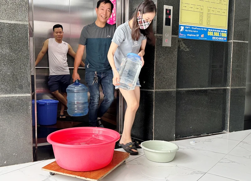 Người dân Khu đô thị Thanh Hà lấy nước từ xe téc.