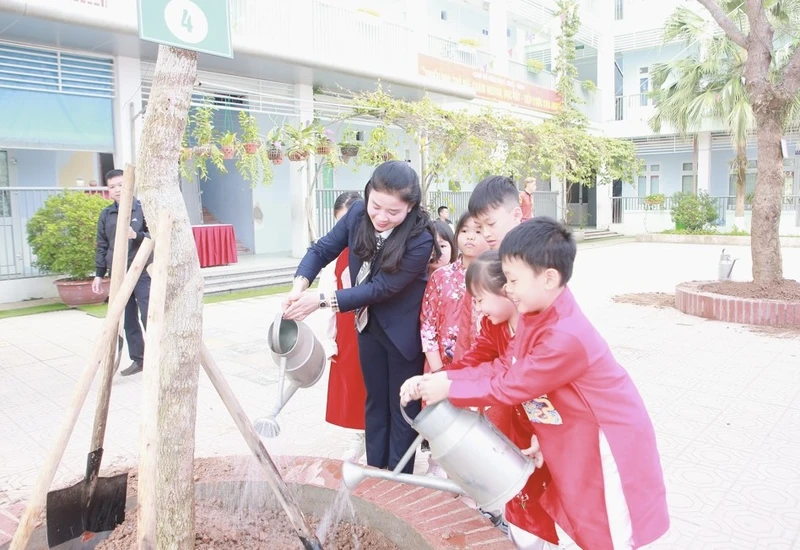 Tết trồng cây tại Trường Tiểu học Nhân Chính, quận Thanh Xuân. (Ảnh: Hồng Thái)