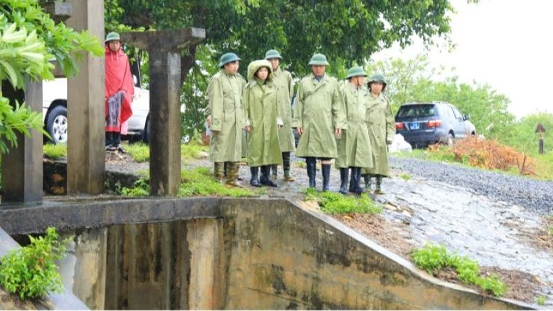 Ban Chỉ huy Phòng chống thiên tai và tìm kiếm cứu nạn thành phố Hà Nội kiểm tra công tác phòng chống bão số 3 tại huyện Quốc Oai. 