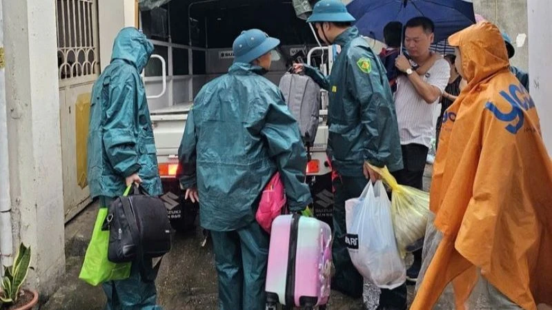 Lực lượng chức năng phường Hoàng Liệt hỗ trợ người dân khu tập thể Đại tu ô-tô số 1 đi tránh bão. 