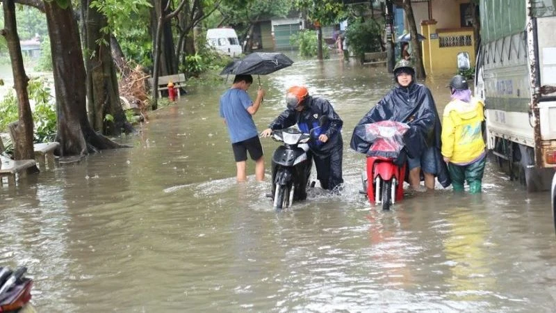 Ngập úng tại phố Nhuệ Giang. Ảnh: Văn Hải