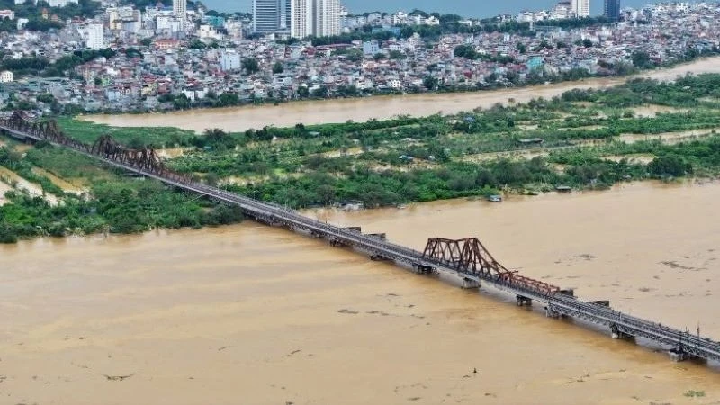 Lũ dâng cao trên sông Hồng.