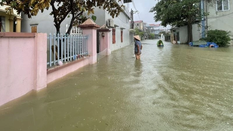 Nhiều khu vực ngoại thành Hà Nội vẫn ngập úng. 