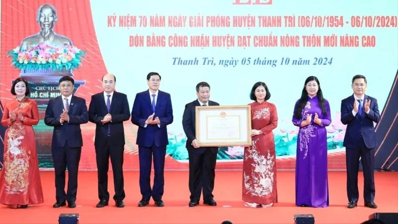 Phó Bí thư Thường trực Thành ủy Hà Nội Nguyễn Thị Tuyến trao Bằng công nhận huyện Thanh Trì đạt chuẩn nông thôn mới nâng cao cho lãnh đạo huyện Thanh Trì. (Ảnh: Quang Thái)