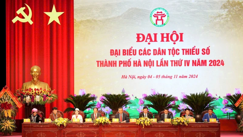 Đoàn chủ tịch Đại hội.