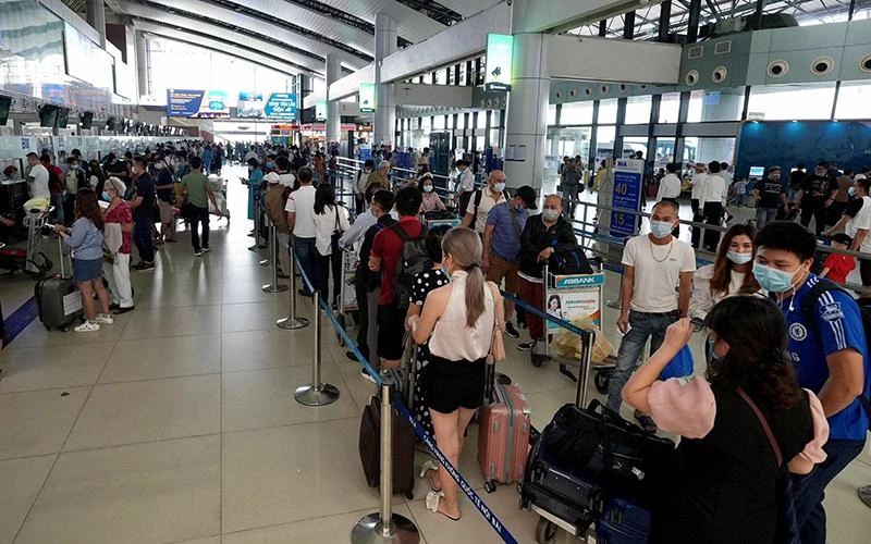 Làm thủ tục bay tại Cảng hàng không quốc tế Nội Bài.