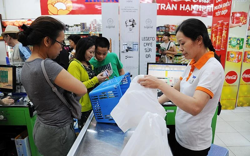 Phần lớn các hệ thống siêu thị hiện nay đều sử dụng túi nylon tự phân hủy. (Ảnh THANH LÂM)