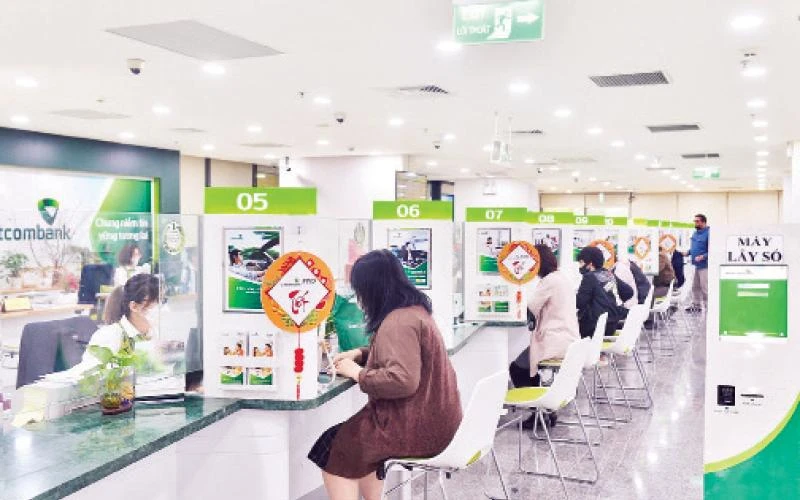 Khách hàng giao dịch tại một chi nhánh Vietcombank ở Thành phố Hồ Chí Minh.