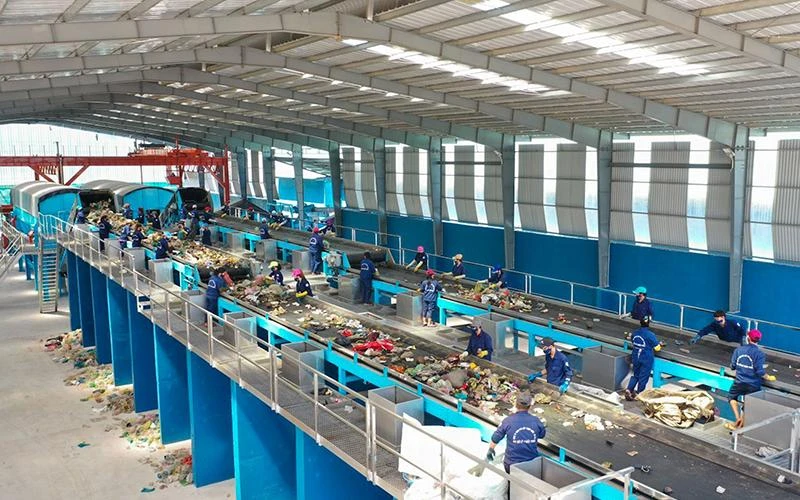 Dây chuyền phân loại rác tại Nhà máy Xử lý rác thải Chánh Phú Hòa, thị xã Bến Cát, tỉnh Bình Dương. (Ảnh PHƯƠNG LÊ)