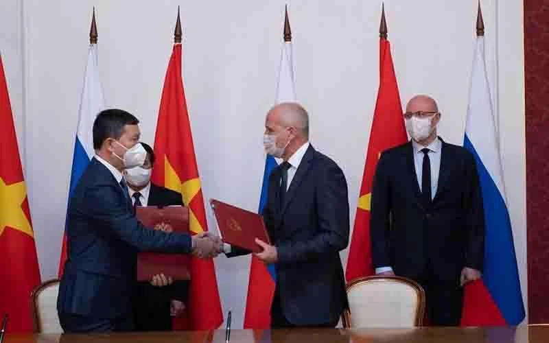Thiếu tướng, Tiến sĩ Bùi Hải Sơn, Quyền Trưởng ban Quản lý Lăng, Tư lệnh Bộ Tư lệnh Bảo vệ Lăng Chủ tịch Hồ Chí Minh và Viện sĩ Sidelnikov N.I., Giám đốc Viện Nghiên cứu khoa học dược liệu và tinh dầu Liên bang Nga ký kết thỏa thuận hợp tác.