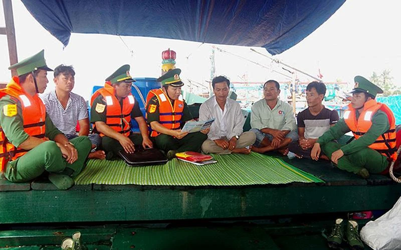 Lực lượng biên phòng tỉnh Quảng Bình và các cơ quan chức năng tuyên truyền cho người dân các quy định nghiêm cấm hành vi tàng trữ, sử dụng xung điện, chất nổ để khai thác thủy sản. (Ảnh LAN CHI)