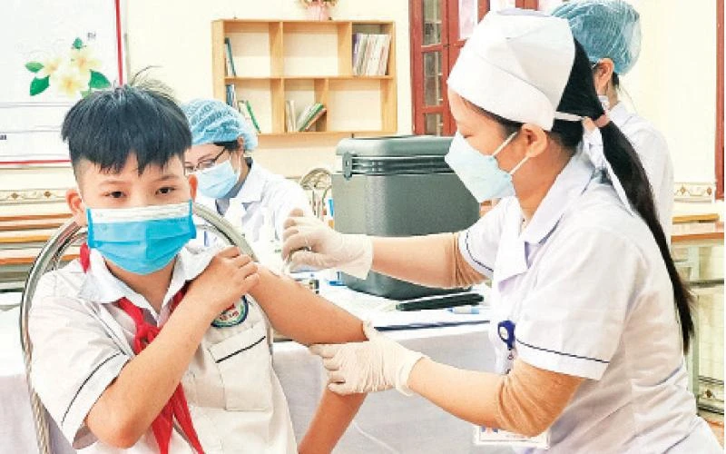 Đẩy nhanh tiêm vắc-xin Covid-19 để bảo vệ trẻ khi đến trường.