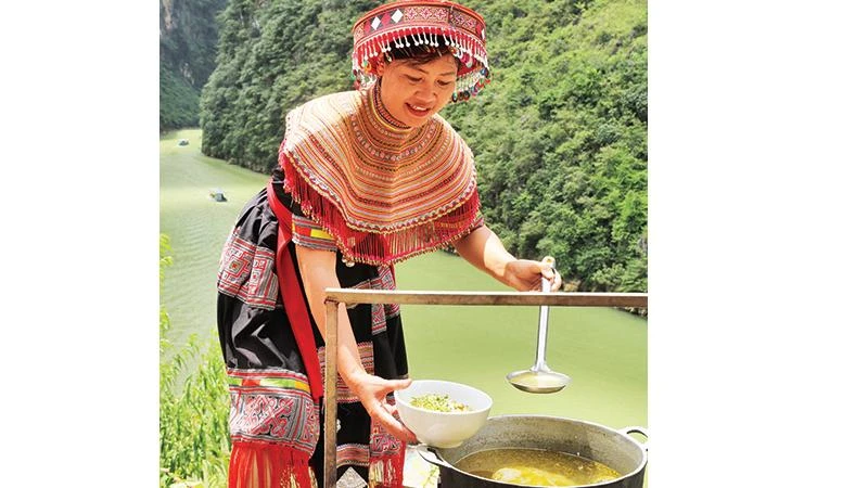 Nguyên nấu phở gà đen mời dân làng Thín Ngài tại hẻm vực Tu Sản.