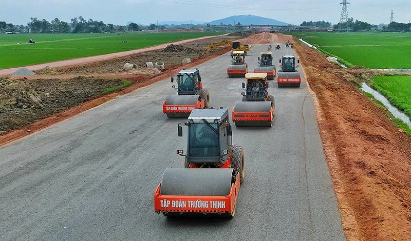Các nhà thầu tăng giờ thi công, bù lại tiến độ, phấn đấu thông xe kỹ thuật 4 dự án thành phần cao tốc bắc-nam cuối năm nay.
