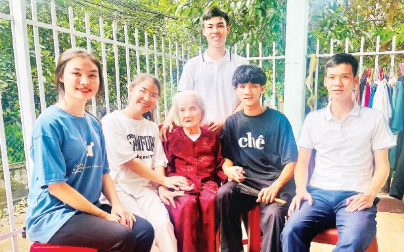 Các bạn sinh viên bên mệ Hoàng Thị Diệp, người đã cưu mang các em trong những năm đại học.