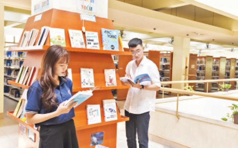Sinh viên Đại học Quốc gia TP Hồ Chí Minh có nhiều chương trình đào tạo để lựa chọn theo học. Trong ảnh: Sinh viên Đại học Quốc gia TP Hồ Chí Minh nghiên cứu, tìm tài liệu tại thư viện.