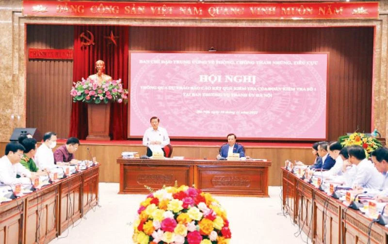 Đoàn kiểm tra của Ban Chỉ đạo Trung ương về phòng, chống tham nhũng, tiêu cực làm việc với Thường vụ Thành ủy Hà Nội. (Ảnh VĂN ĐIỆP)