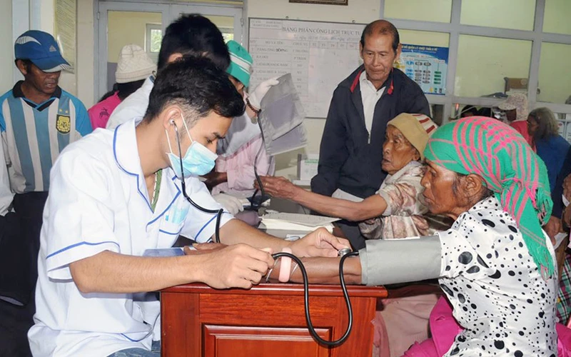 Quân y Học viện Lục quân khám, chữa bệnh cho người dân vùng đồng bào dân tộc thiểu số huyện Đam Rông (Lâm Đồng).