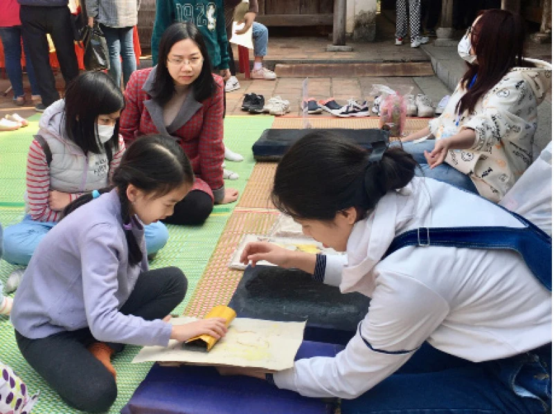 Các bạn nhỏ trải nghiệm in tranh dân gian Đông Hồ.