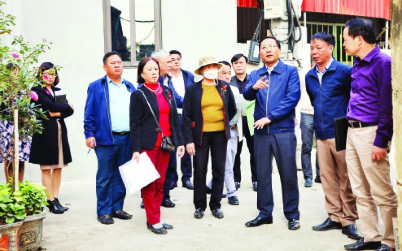 Đoàn công tác Huyện ủy Mê Linh kiểm tra hiện trạng các dự án đề xuất đưa vào kế hoạch vốn đầu tư công năm 2023 tại các xã, thị trấn trên địa bàn. (Ảnh Phạm Thùy)